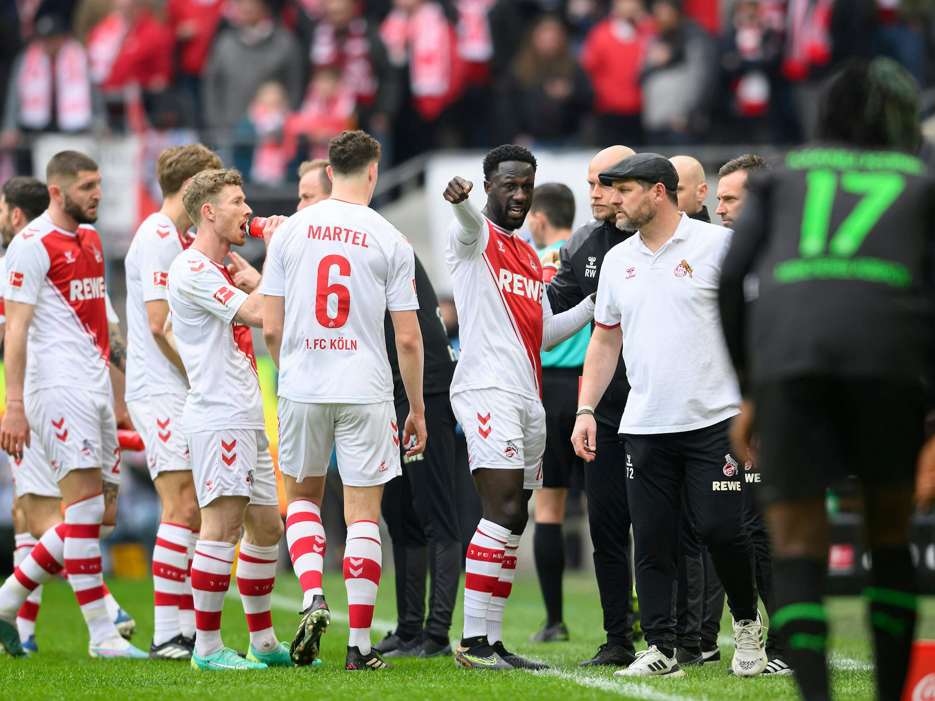 FC-Trainer Steffen Baumgart spricht während des Derbys gegen Gladbach mit seinen Spielern.