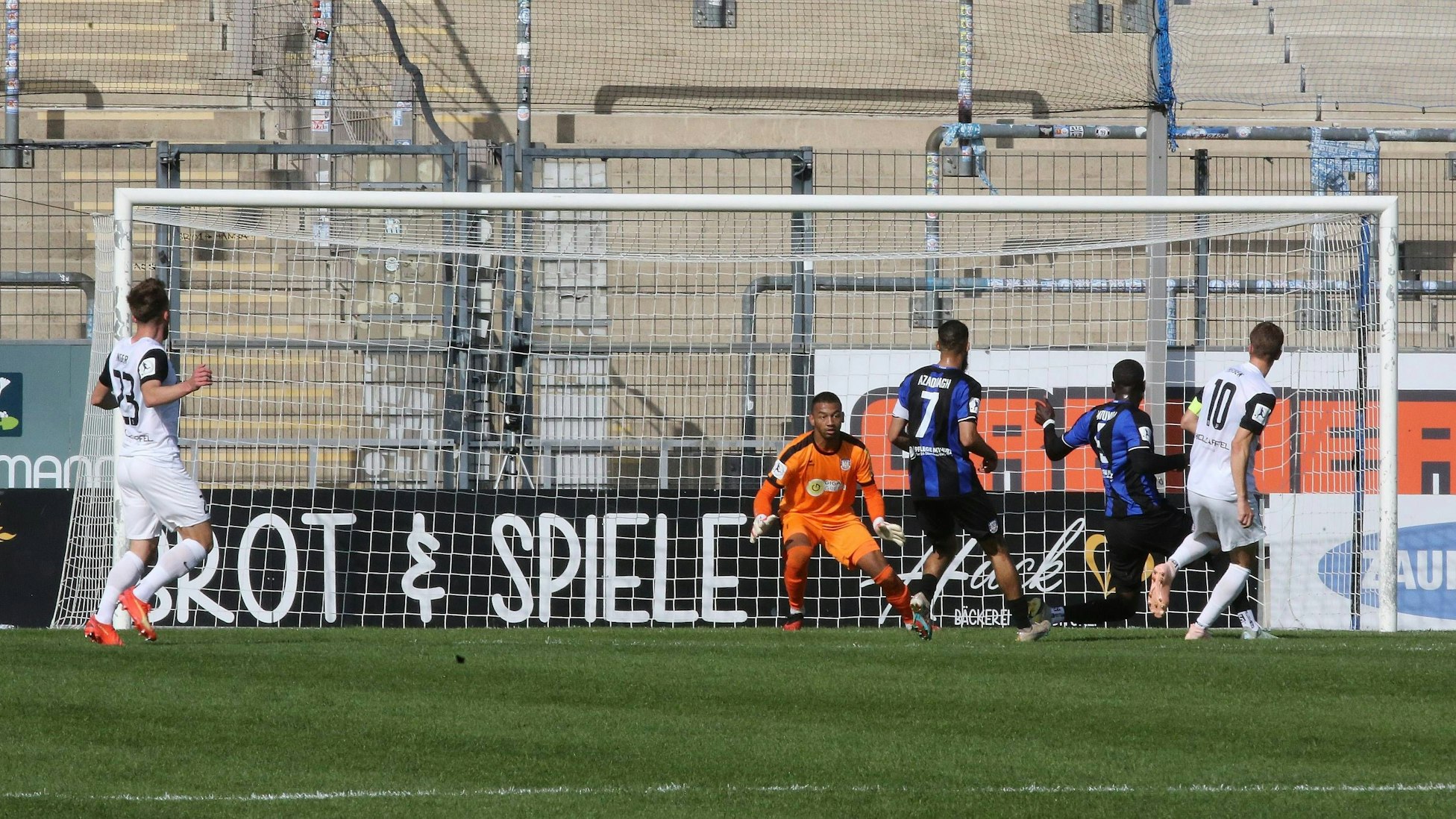 Eine Spielszene aus der Partie der Regionalliga Südwest zwischen dem FSV Frankfurt und der TSV Steinbach Haiger.