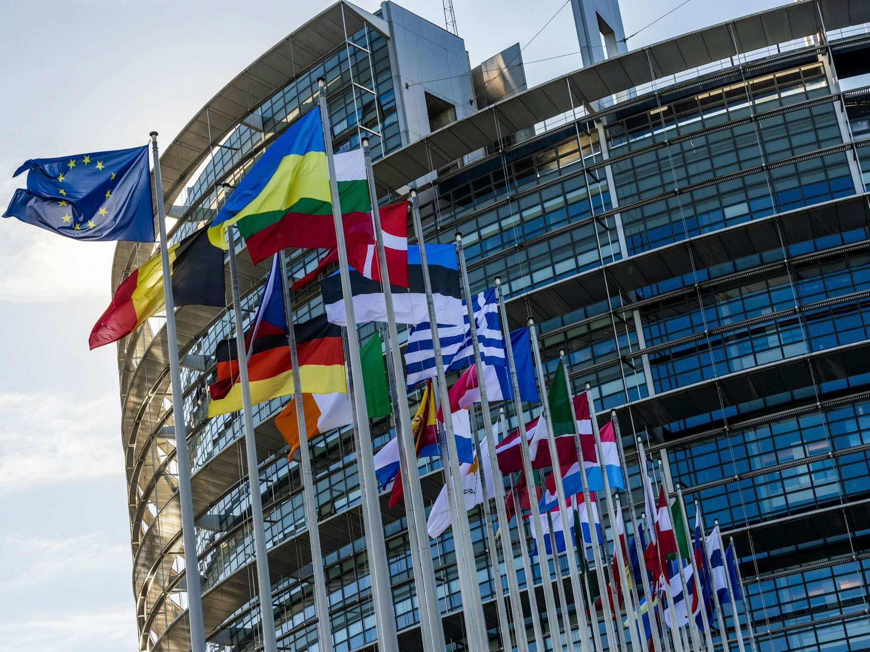Die Flaggen der Europäischen Union, der Ukraine und der Mitgliedsstaaten der EU wehen vor dem Gebäude des Europäischen Parlaments in Straßburg.
