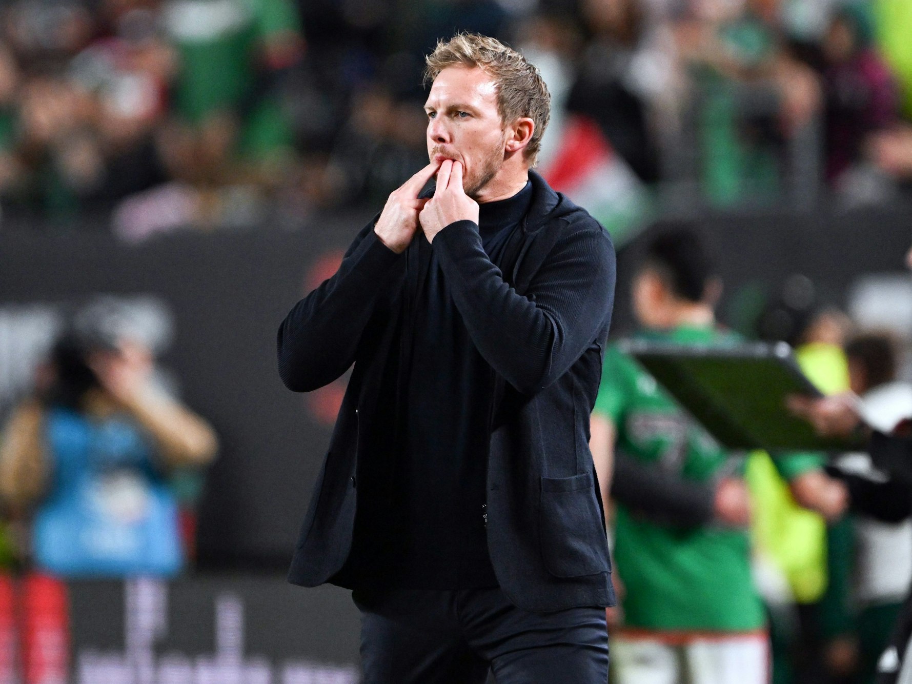 Bundestrainer Julian Nagelsmann pfeift.