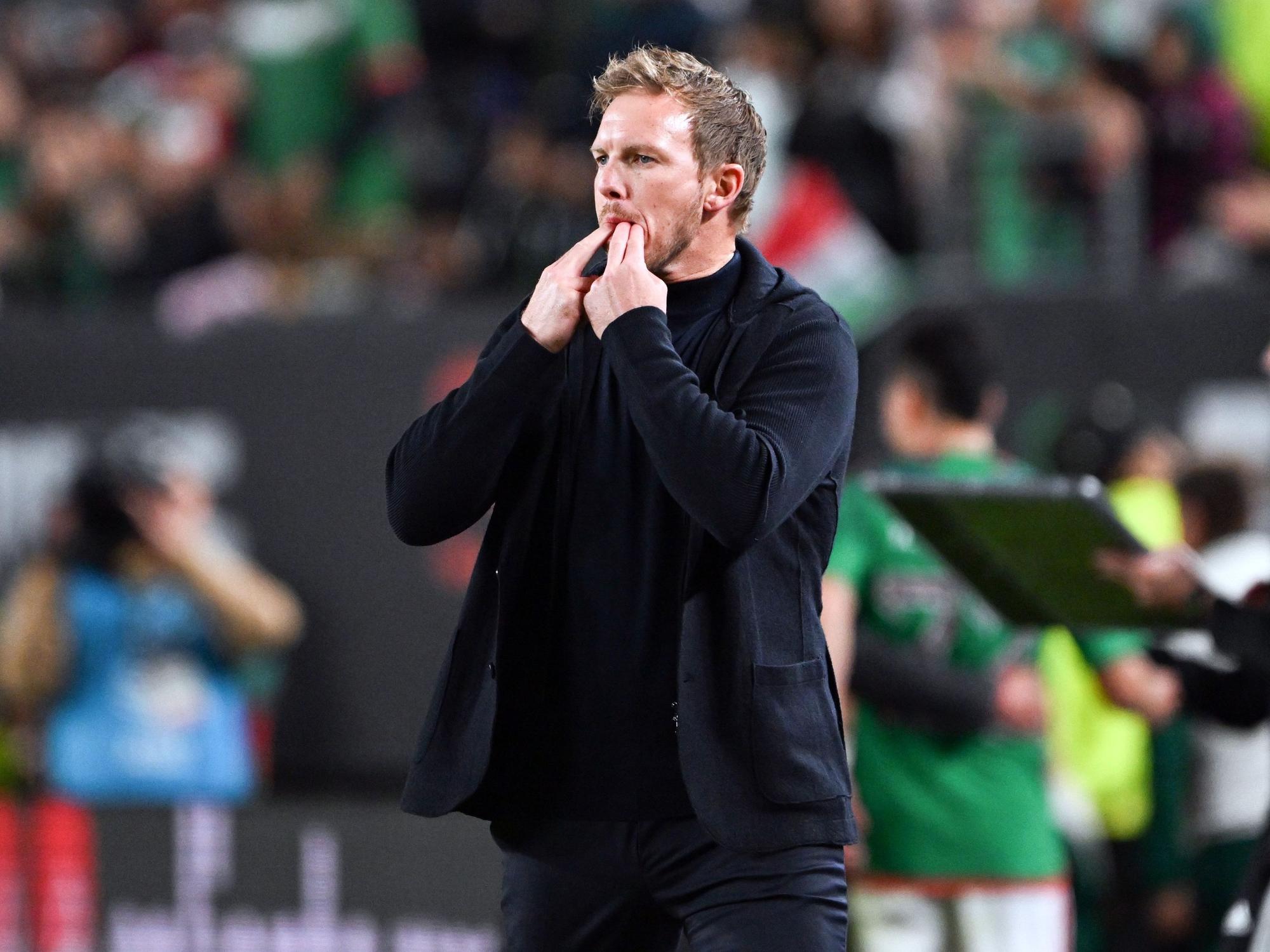 Bundestrainer Julian Nagelsmann pfeift.