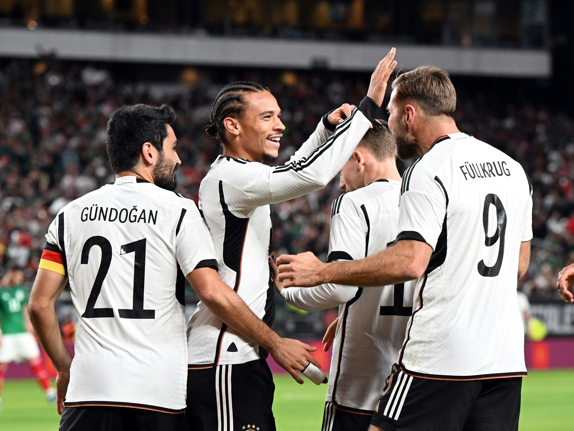 Deutschlands Niclas Füllkrug (r) wird nach seinem Tor zum 2:2 von den Teamgefährten Ilkay Gündogan (l-r), Leroy Sane und Florian Wirtz umjubelt.