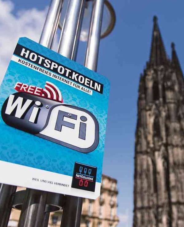 Ein blaues Schild vor dem Kölner Dom weist auf einen WLAN-Hotspot hin.