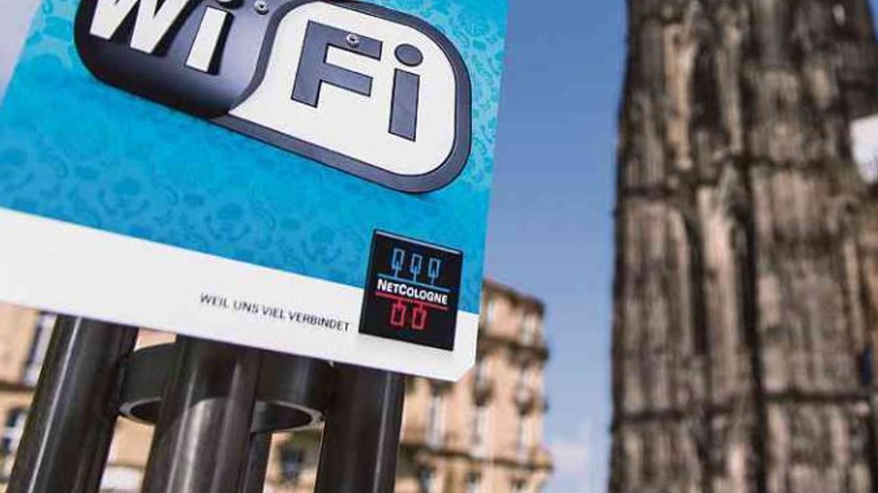 Ein blaues Schild vor dem Kölner Dom weist auf einen WLAN-Hotspot hin.