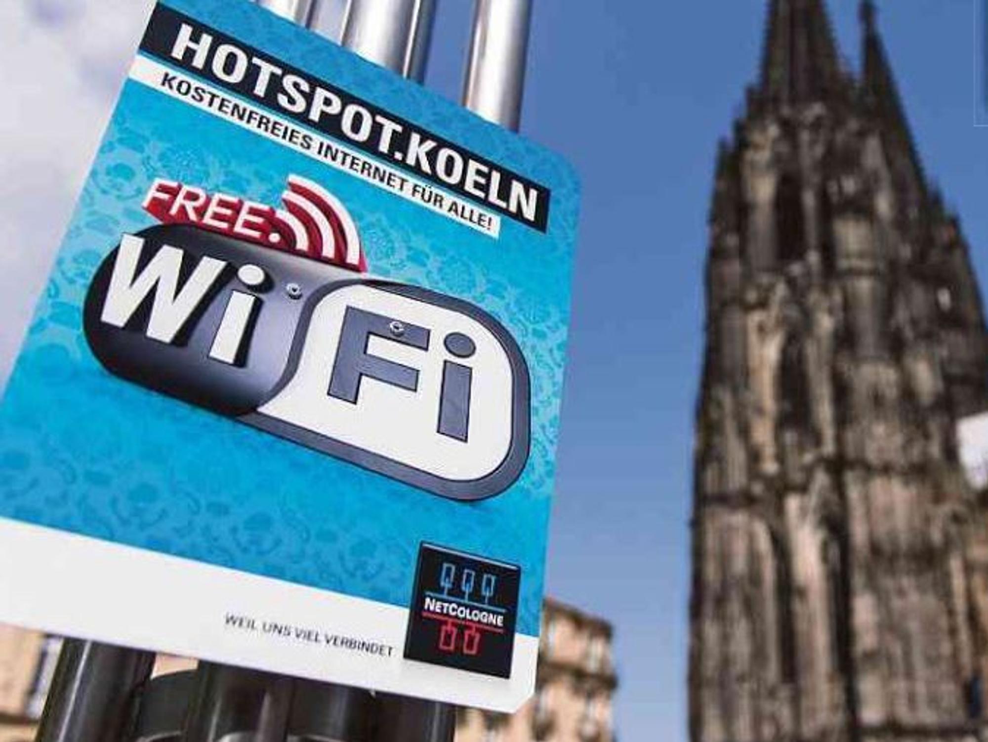 Ein blaues Schild vor dem Kölner Dom weist auf einen WLAN-Hotspot hin.