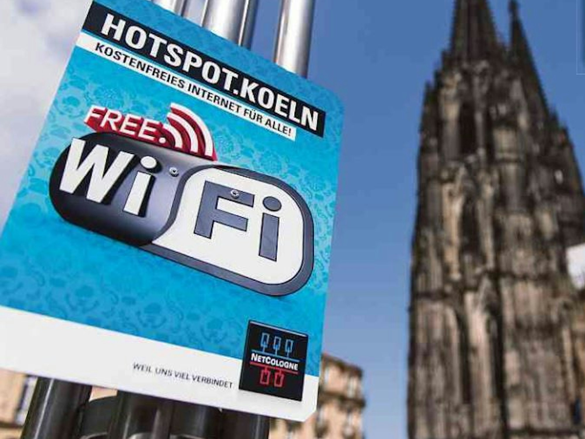 Ein blaues Schild vor dem Kölner Dom weist auf einen WLAN-Hotspot hin.