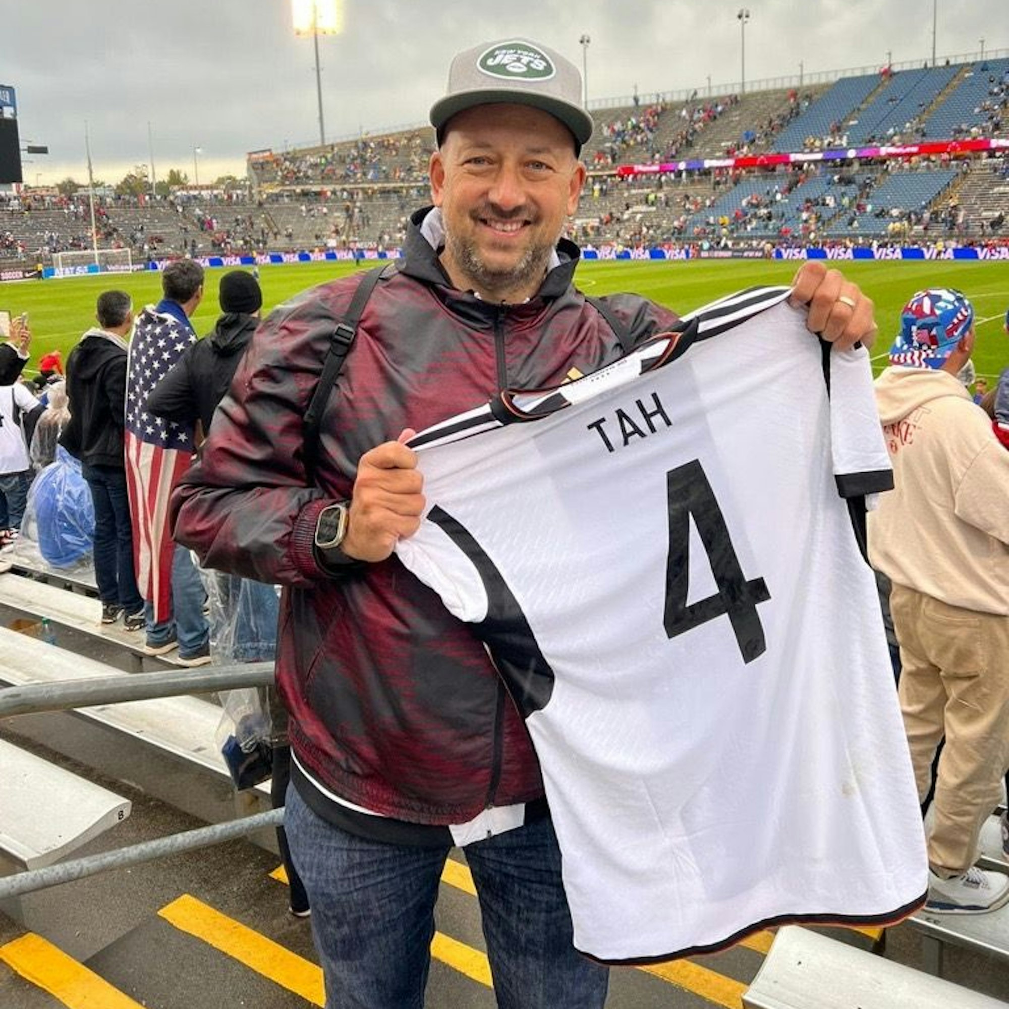 Fortuna-Stadionsprecher André Scheidt posiert in Hartford mit dem Trikot von Jonathan Tah.