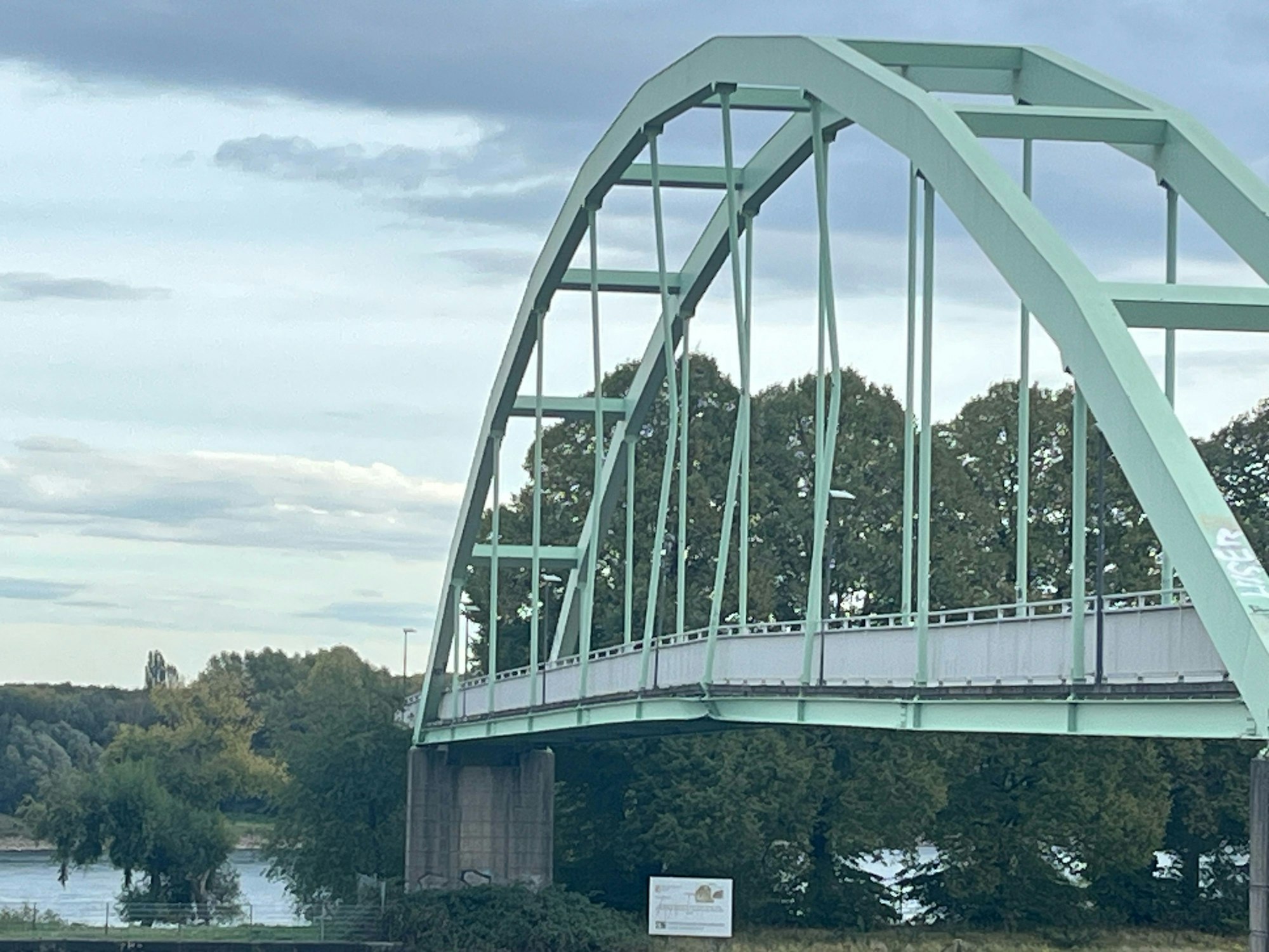 Die Brücke am Niehler Hafen wurde durch einen Schiffsanprall stark beschädigt.