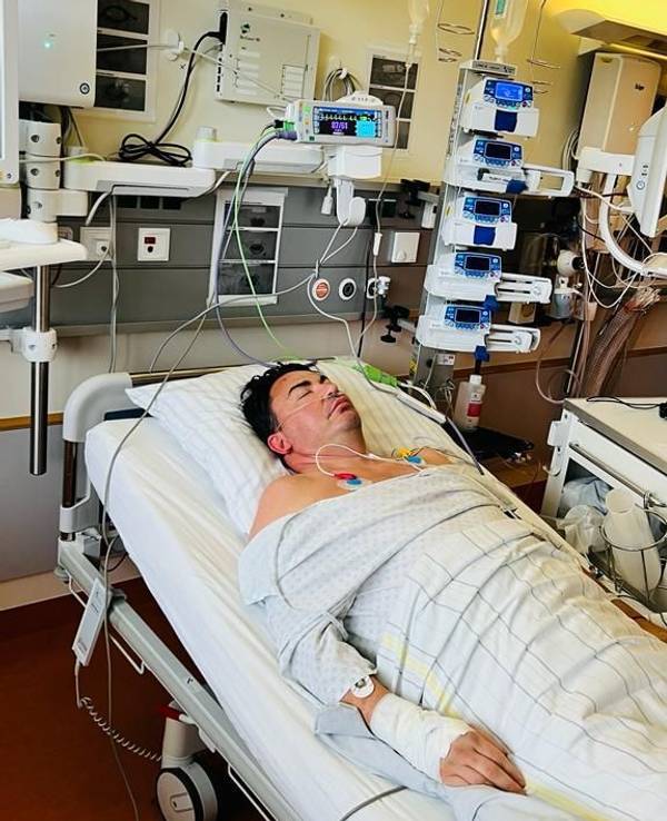 Matthias Mangiapane liegt mit geschlossenen Augen im Krankenhausbett.