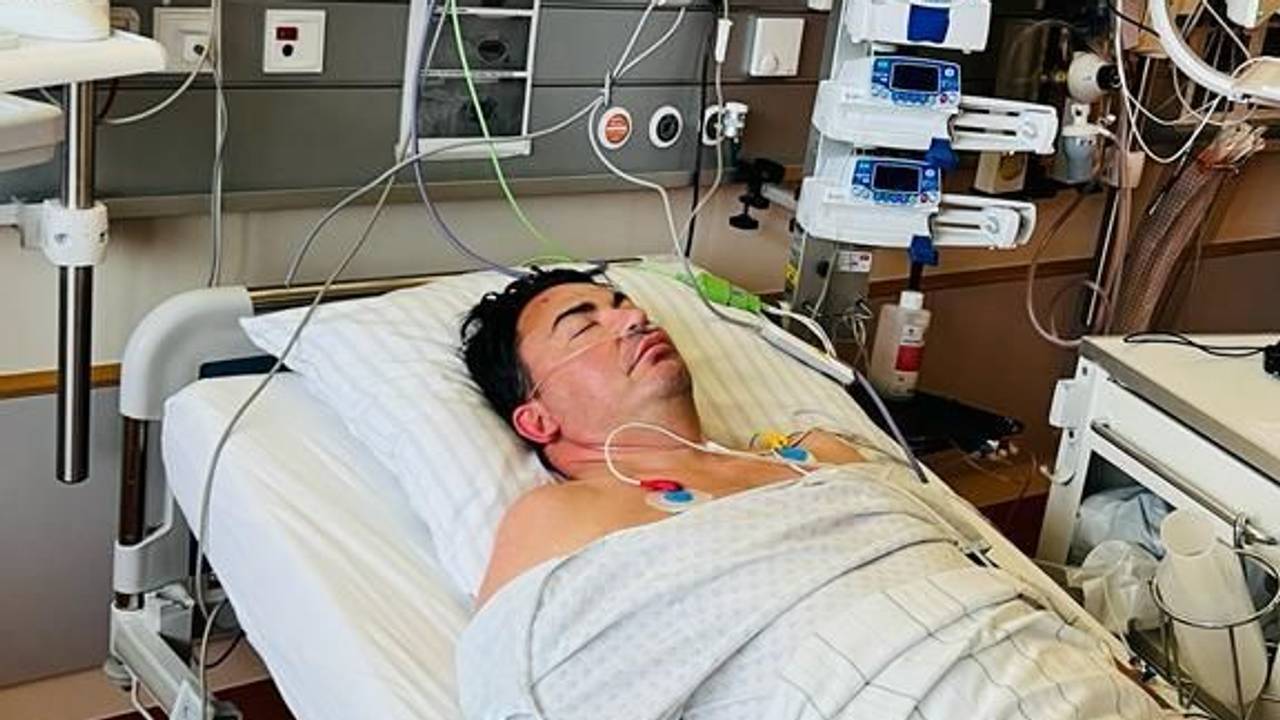Matthias Mangiapane liegt mit geschlossenen Augen im Krankenhausbett.