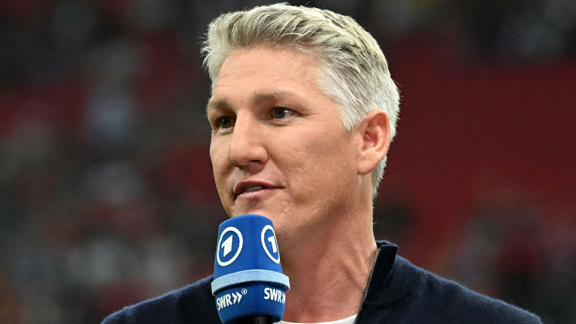 Bastian Schweinsteiger spricht in ein Mikro von „das Erste“.