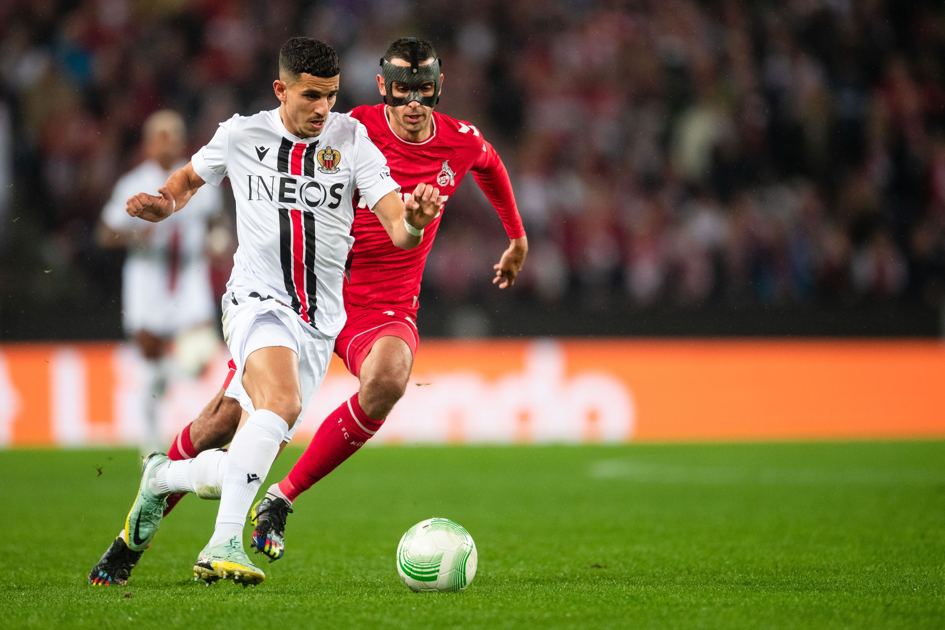 Kölns Ellyes Skhiri (r) und Nizzas Youcef Atal kämpfen um den Ball.