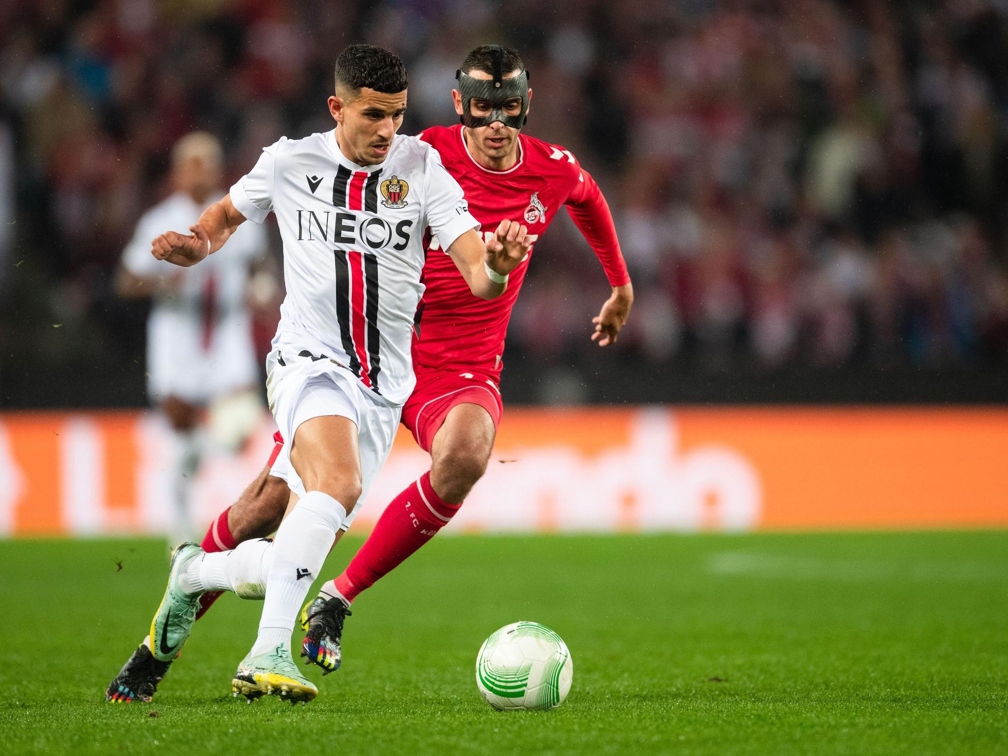 Kölns Ellyes Skhiri (r) und Nizzas Youcef Atal kämpfen um den Ball.