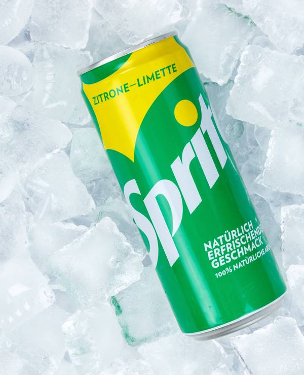 Eine Sprite-Dose liegt auf Eiswürfeln.