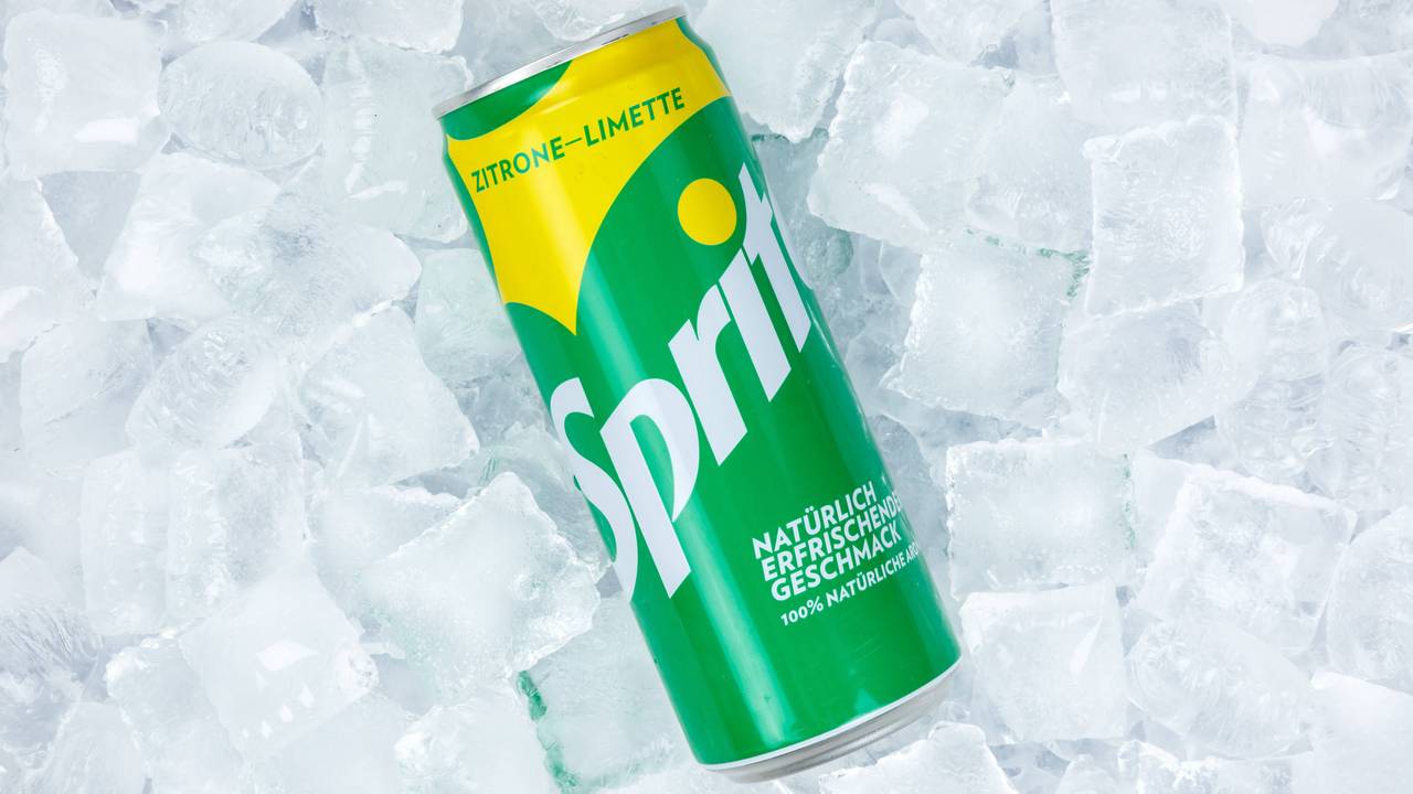 Eine Sprite-Dose liegt auf Eiswürfeln.