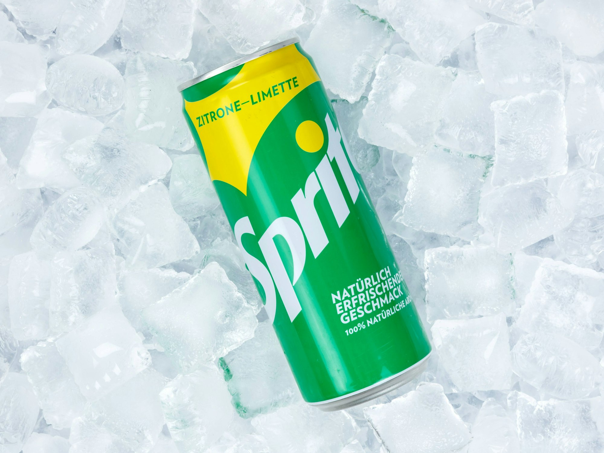 Eine Sprite-Dose liegt auf Eiswürfeln.