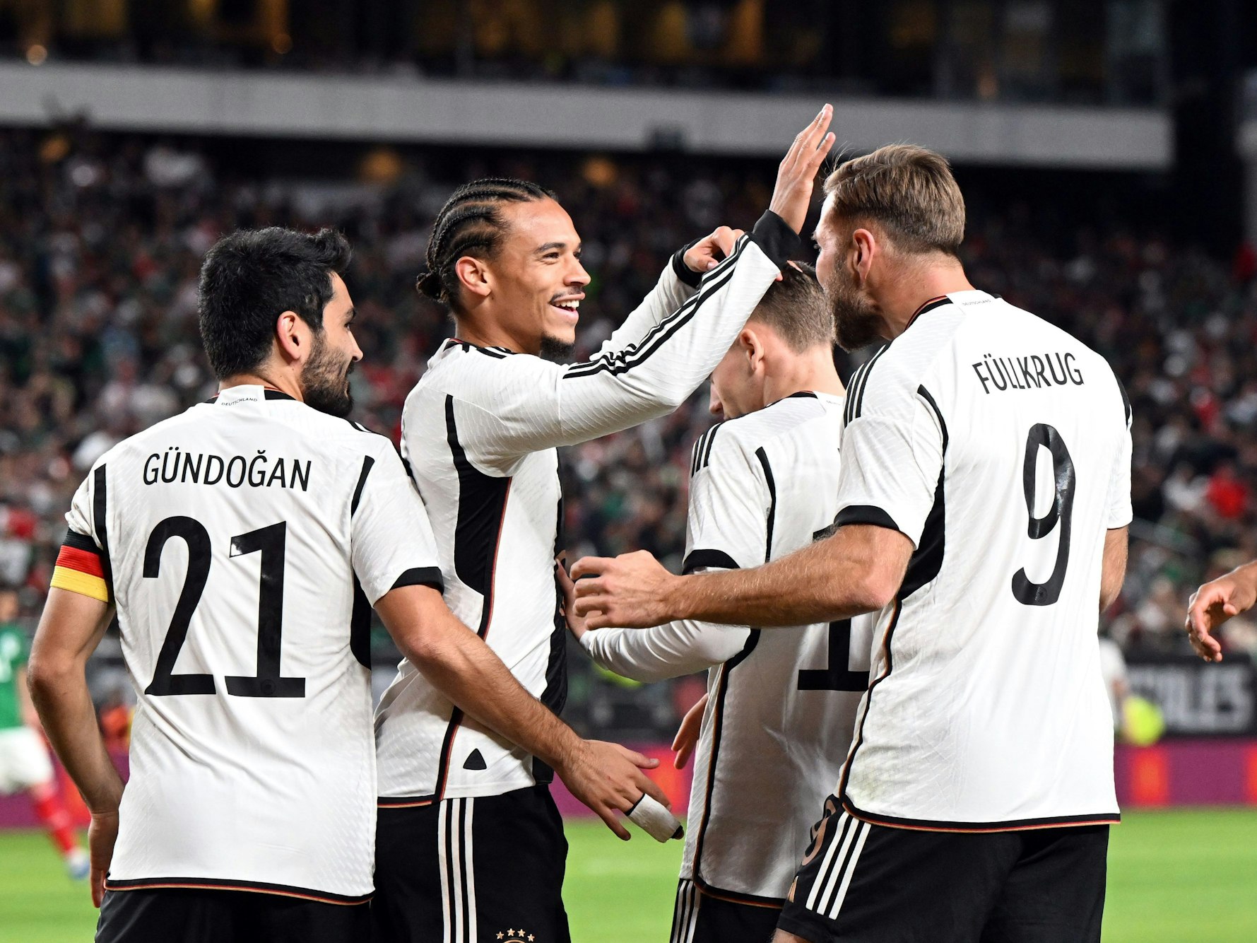 Deutschlands Niclas Füllkrug (r) wird nach seinem Tor zum 2:2 von den Teamgefährten Ilkay Gündogan (l-r), Leroy Sané und Florian Wirtz umjubelt.