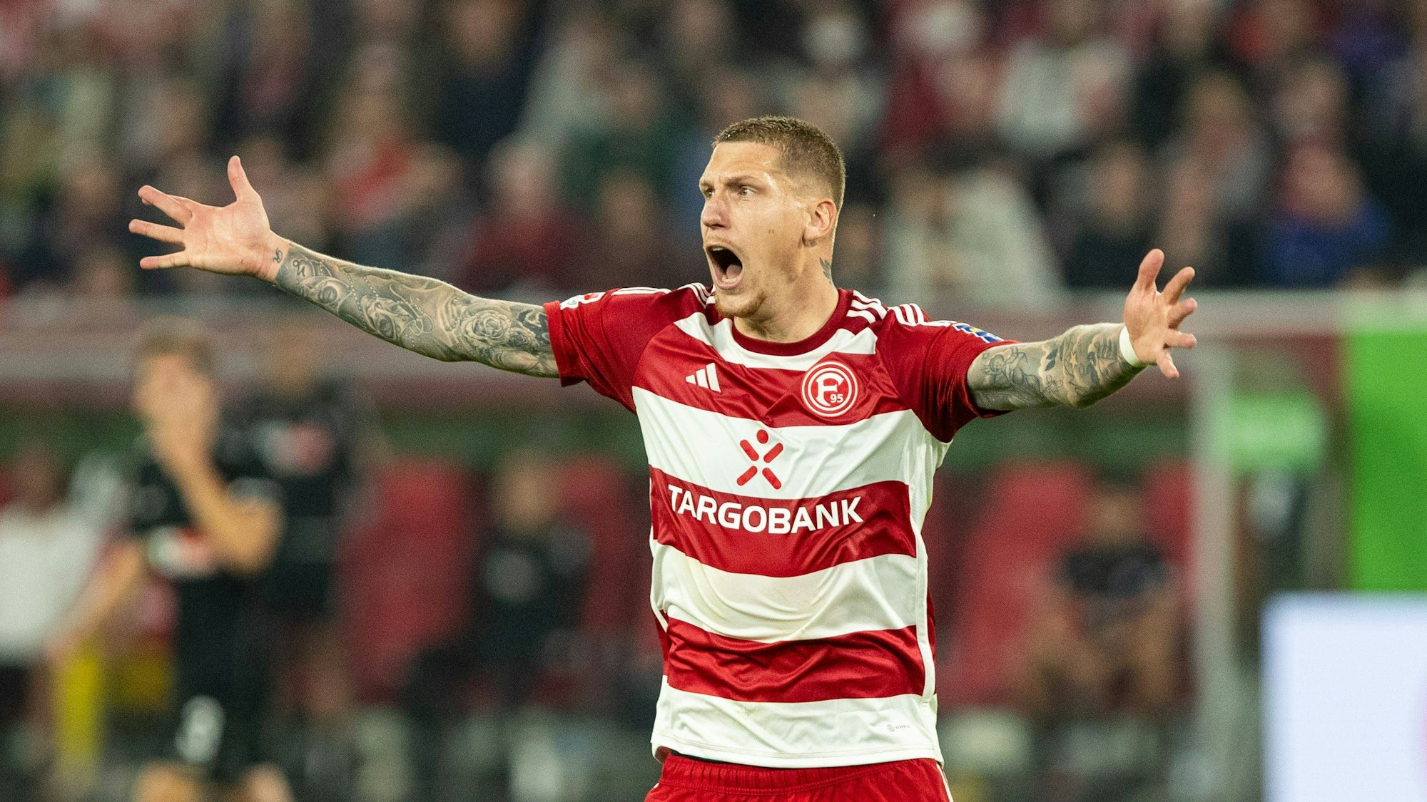 Fortuna Düsseldorfs Jordy de Wijs gestikuliert im Spiel gegen den VfL Osnabrück auf dem Platz.