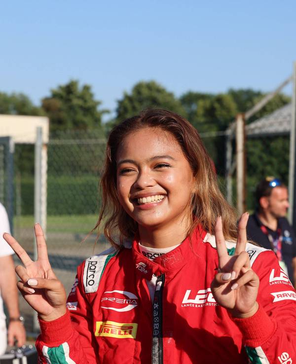 Bianca Bustamante zeigt nach einem Rennen mit beiden Händen das Victory-Zeichen.