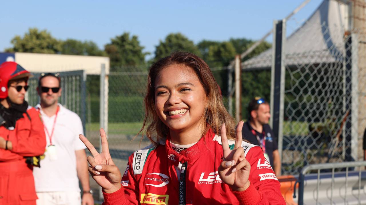Bianca Bustamante zeigt nach einem Rennen mit beiden Händen das Victory-Zeichen.