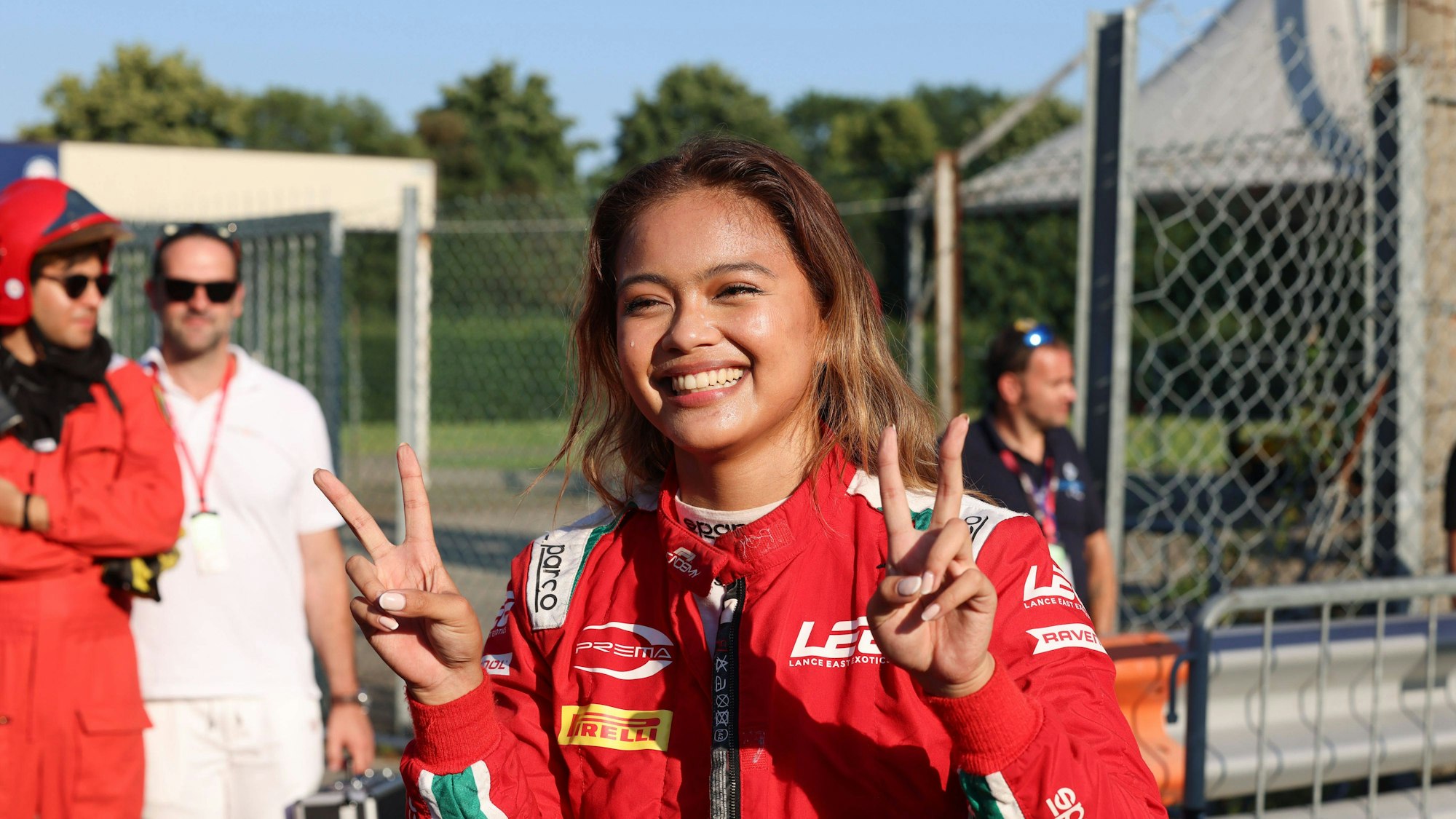 Bianca Bustamante zeigt nach einem Rennen mit beiden Händen das Victory-Zeichen.