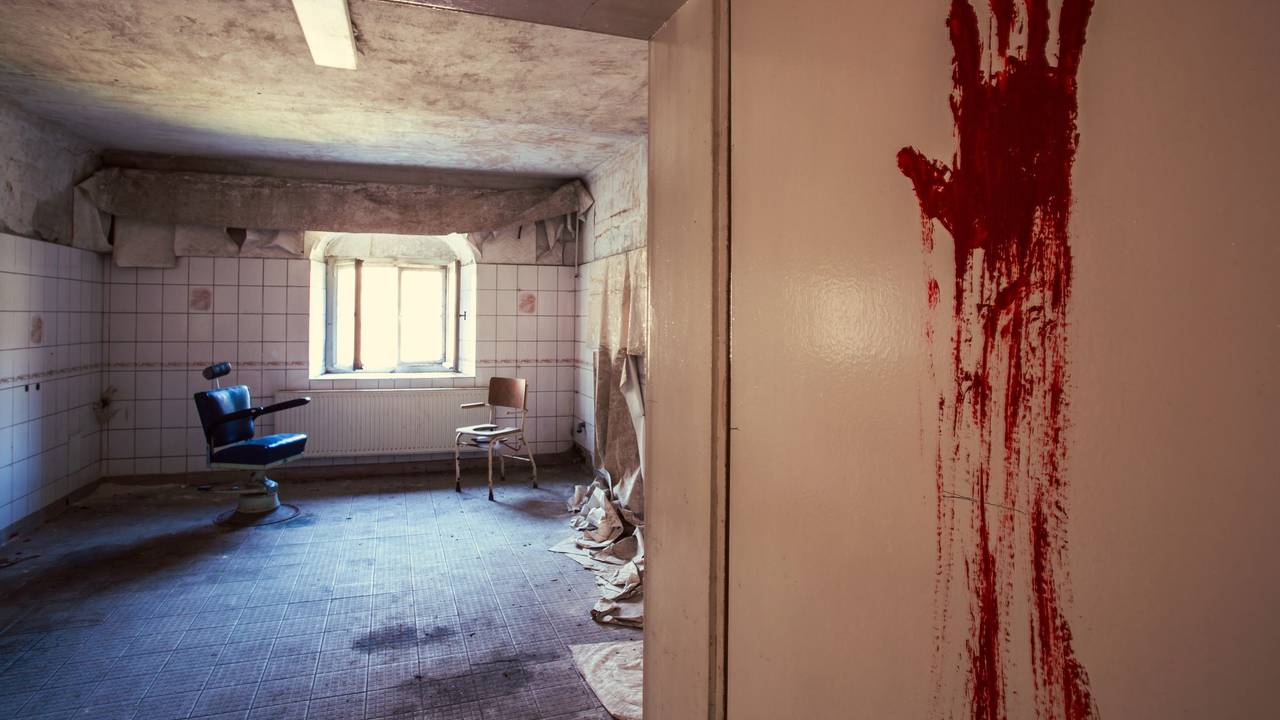 Ein Raum in einem verlassenen Krankenhaus.