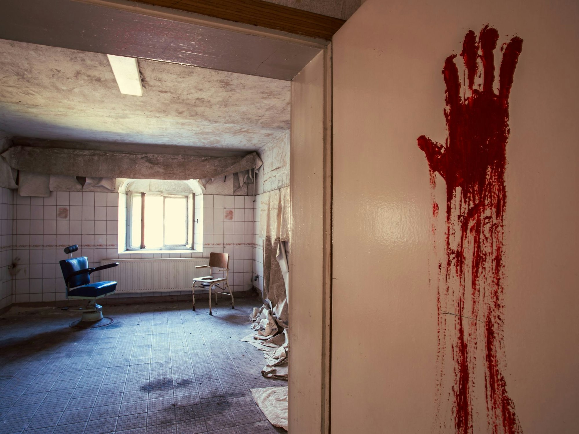 Ein Raum in einem verlassenen Krankenhaus.