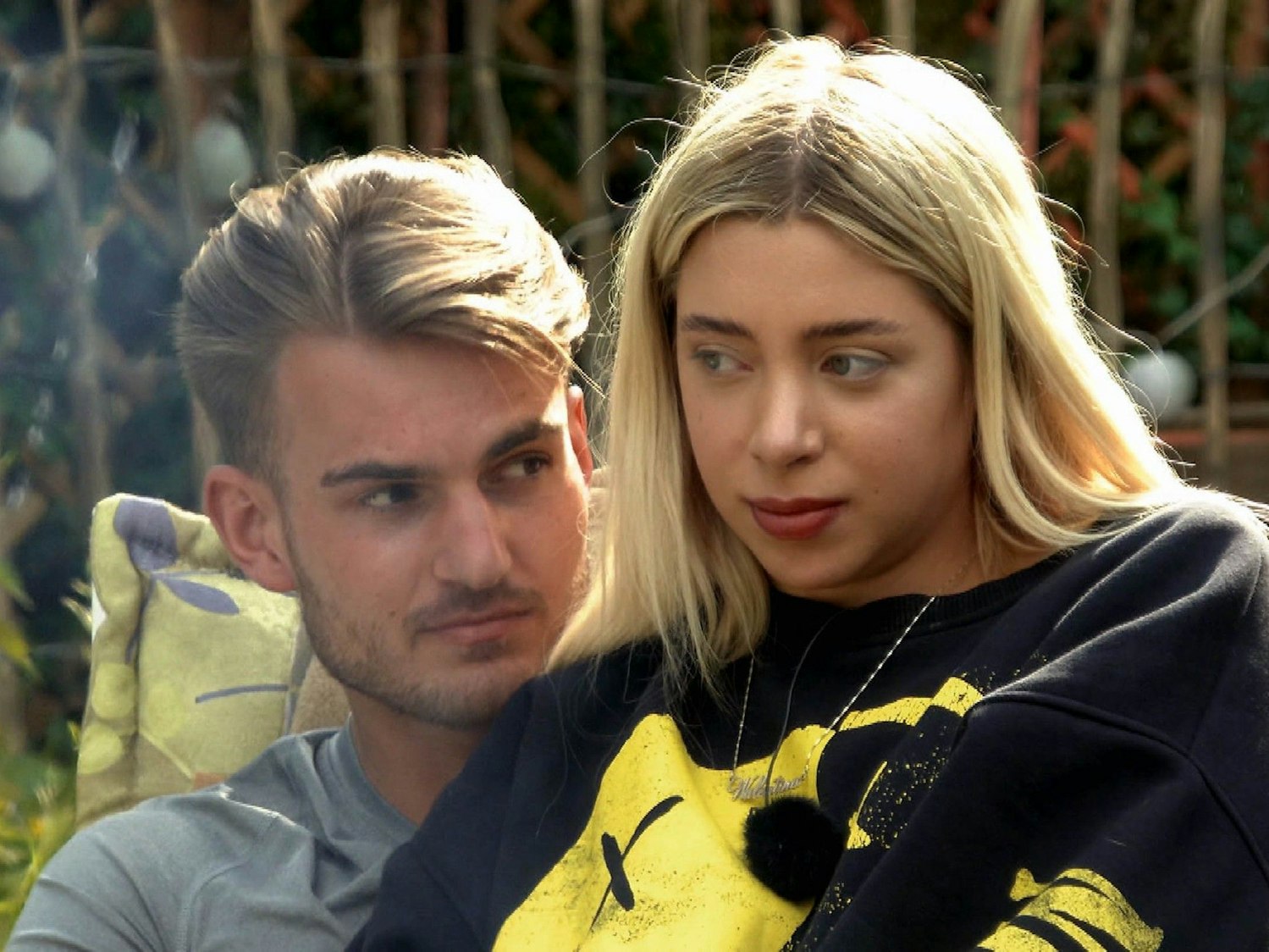 Walentina Doronina sitzt auf dem Schoß ihres Partners (Can Kaplan).