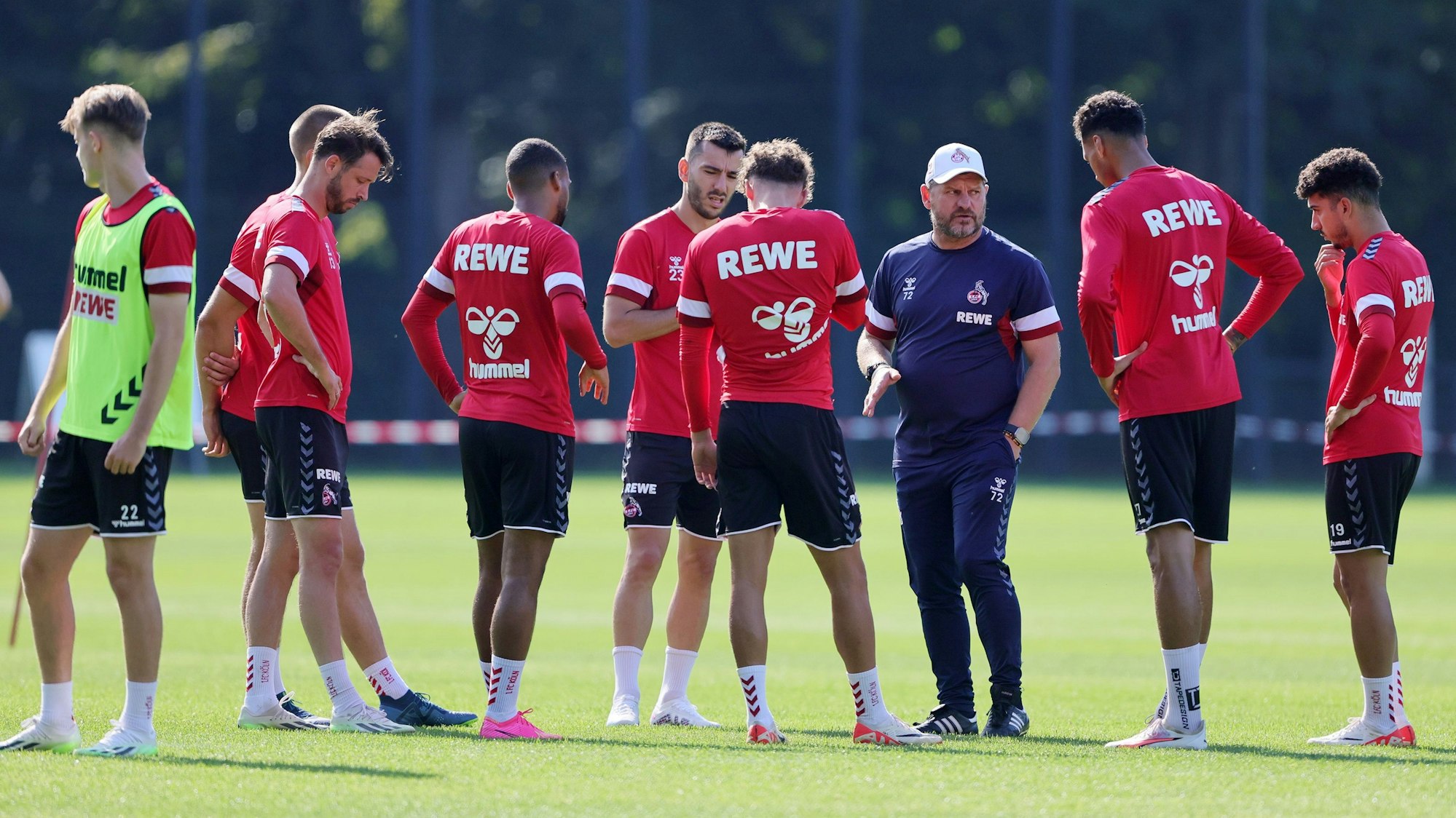 Steffen Baumgart spricht im Training mit seinen Spielern.