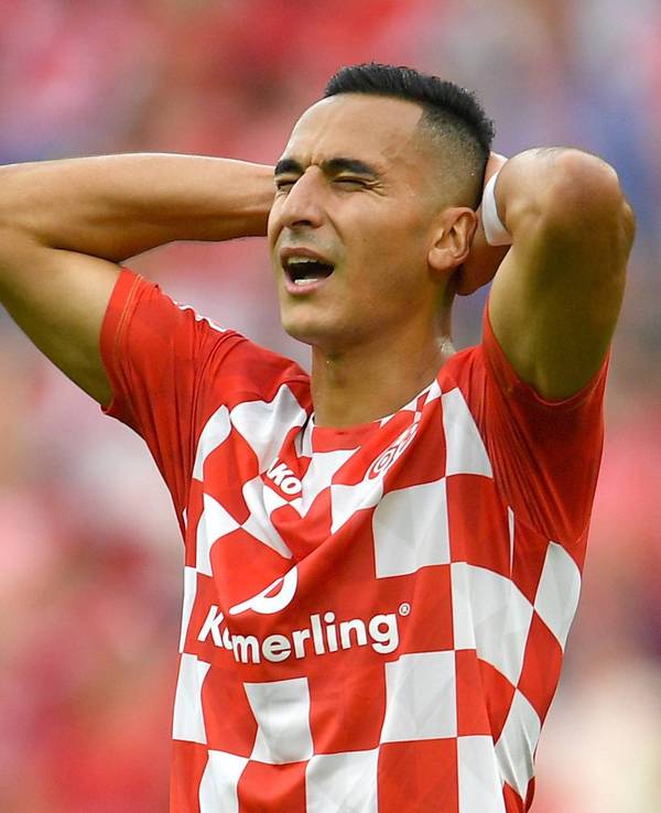 Anwar El Ghazi hält sich bei einem Spiel von Mainz 05 die Hände hinter den Kopf.