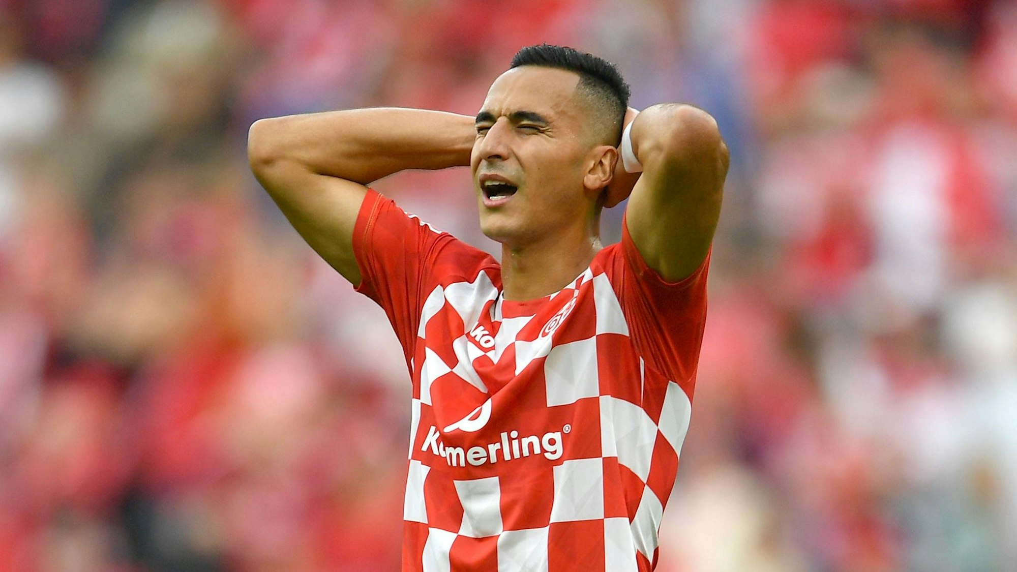 Anwar El Ghazi hält sich bei einem Spiel von Mainz 05 die Hände hinter den Kopf.