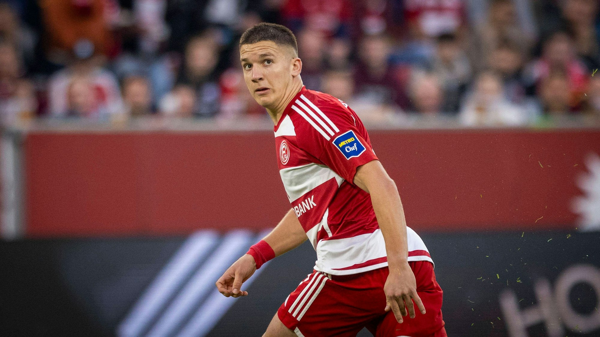 Fortuna Düsseldorfs Christos Tzolis läuft im Spiel gegen den VfL Osnabrück über den Platz.