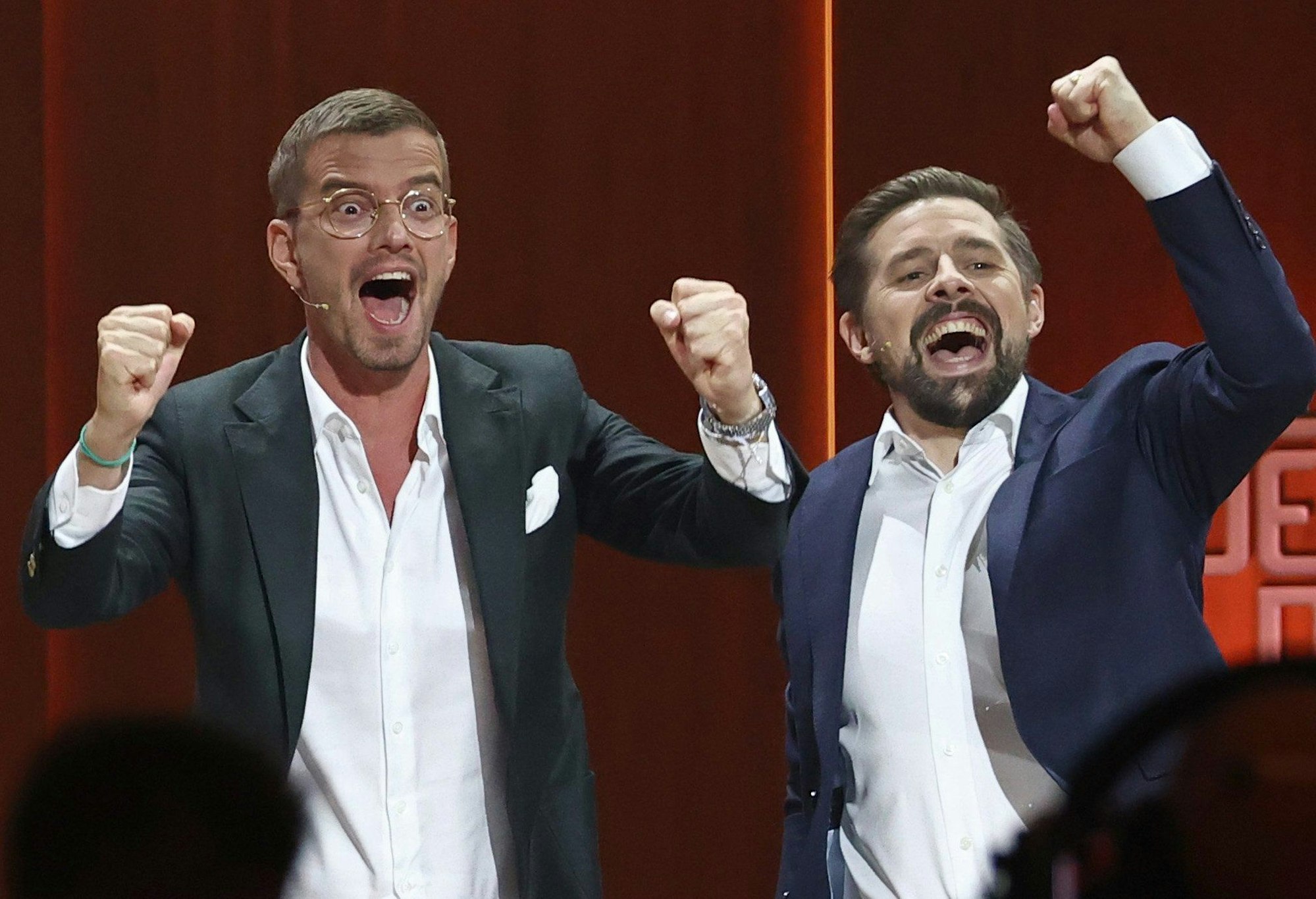 Joko Winterscheidt und Klaas Heufer-Umlauf jubeln in der Jubiläumsshow „Wetten, dass..?“