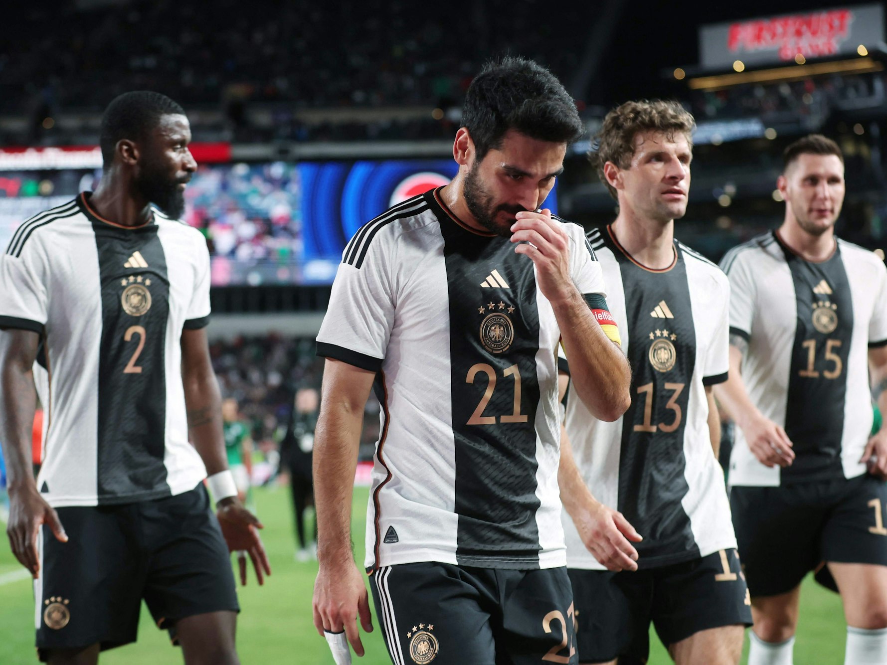 Die deutschen Nationalspieler gehen in die Kabine.