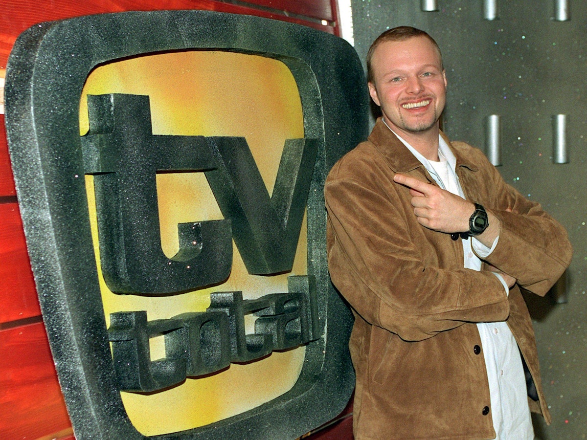Stefan Raab zeigt am 1. März 1999 in Köln auf das Logo seiner Entertaiment-Show „TV total“.