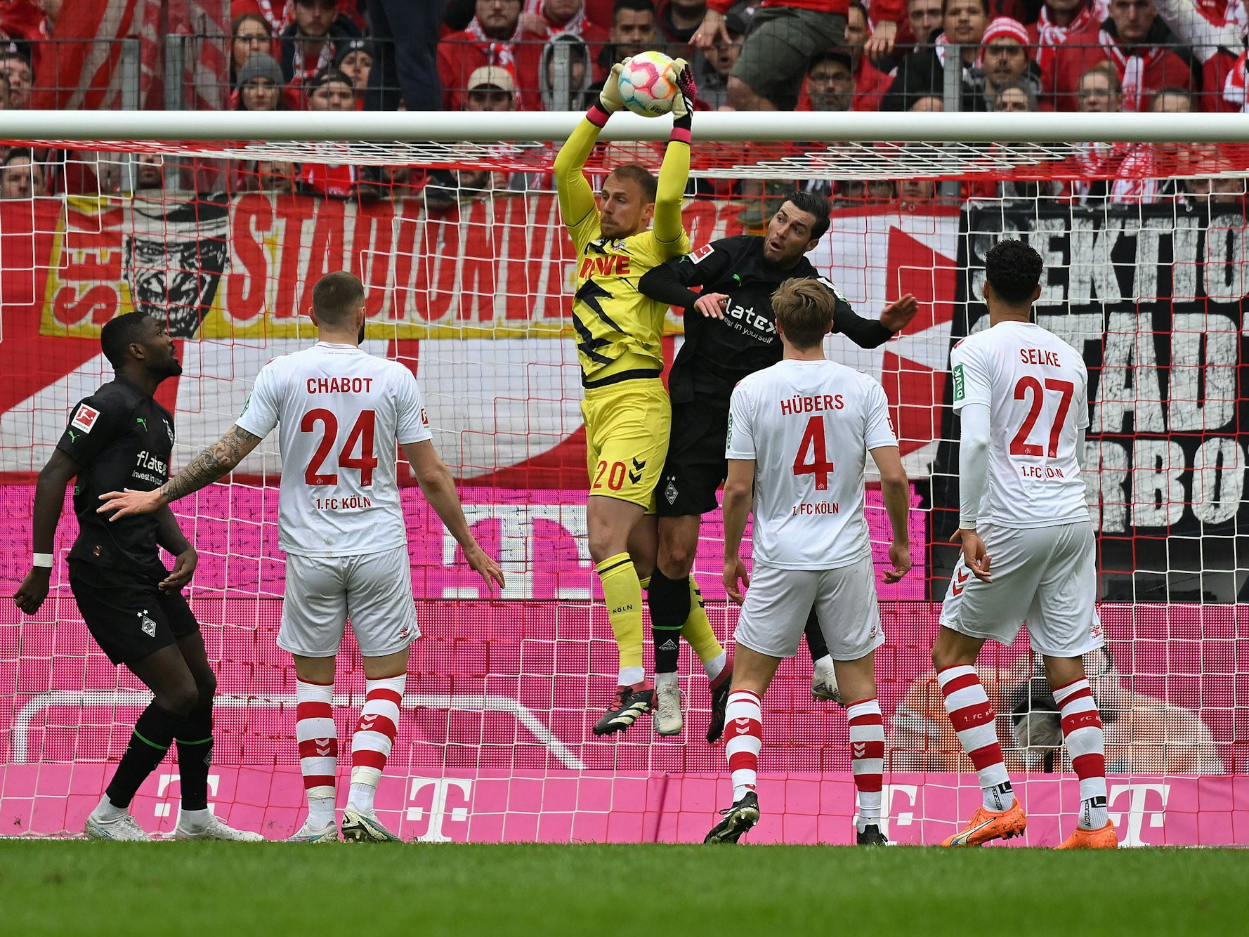 Marvin Schwäbe fängt gegen Borussia Mönchengladbach eine Flanke ab.