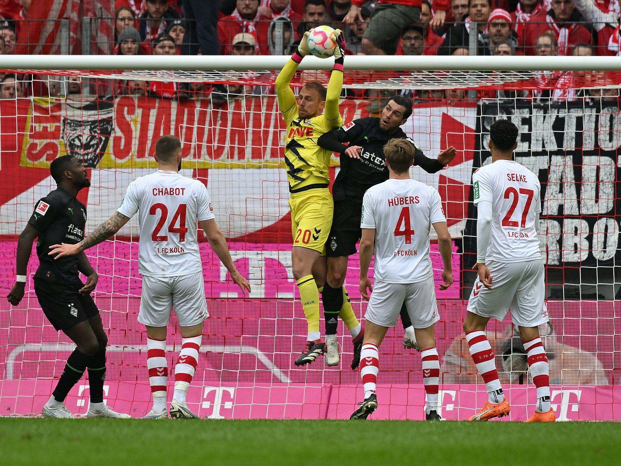 Marvin Schwäbe fängt gegen Borussia Mönchengladbach eine Flanke ab.