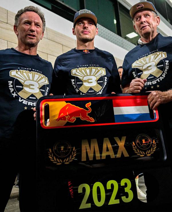 Max Verstappen feiert seinen WM-Titel in der Formel 1 an der Seite seiner Bosse Christian Horner und Dr. Helmut Marko.