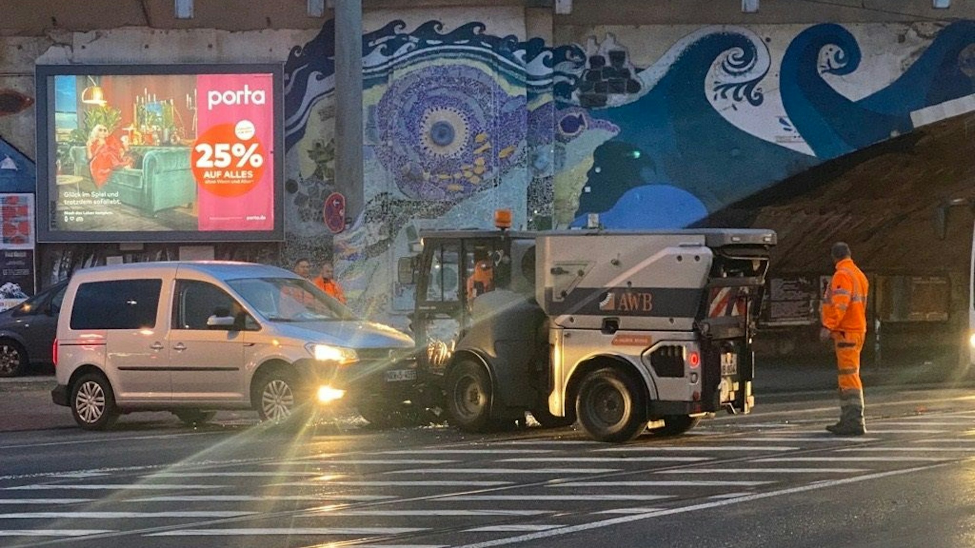 Ein Fahrzeug der AWB und ein Pkw sind zusammengestoßen.