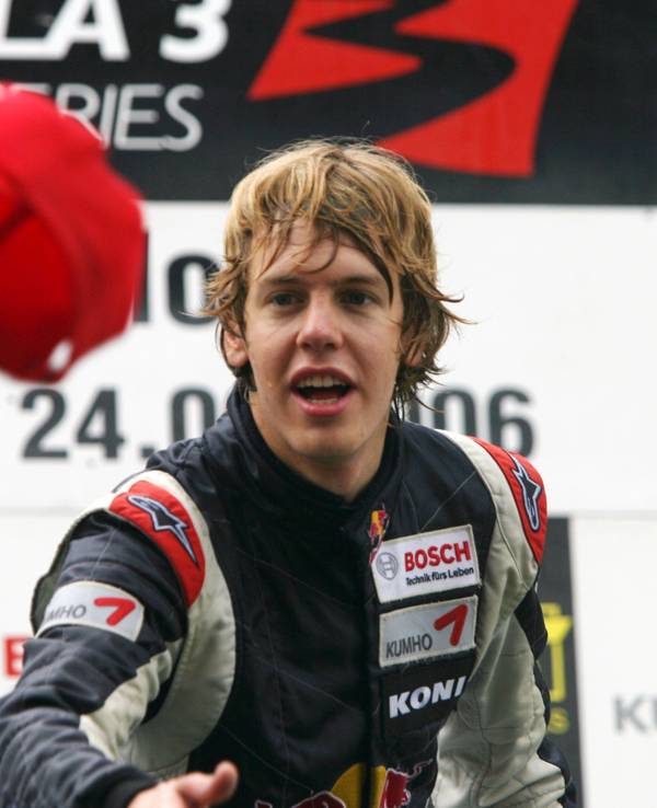 Sebastian Vettel feiert in jungen Jahren einen Renn-Sieg in der Formel 3 mit Red Bull.