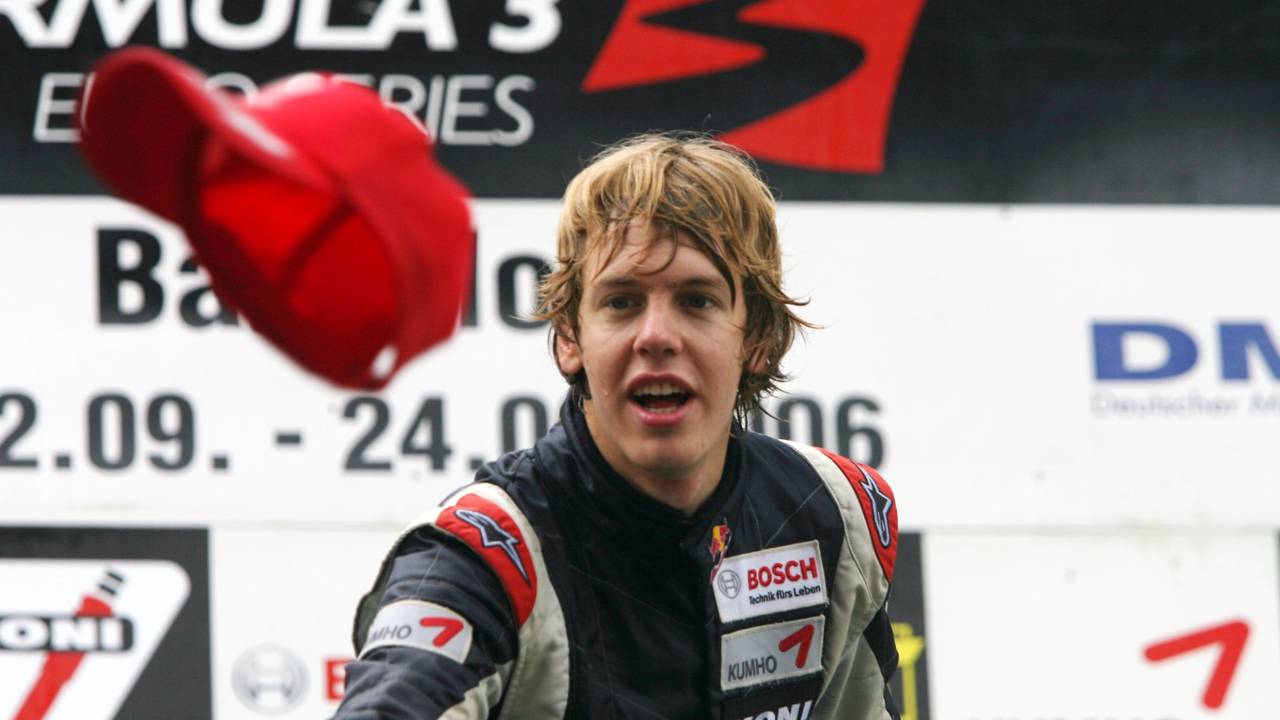 Sebastian Vettel feiert in jungen Jahren einen Renn-Sieg in der Formel 3 mit Red Bull.