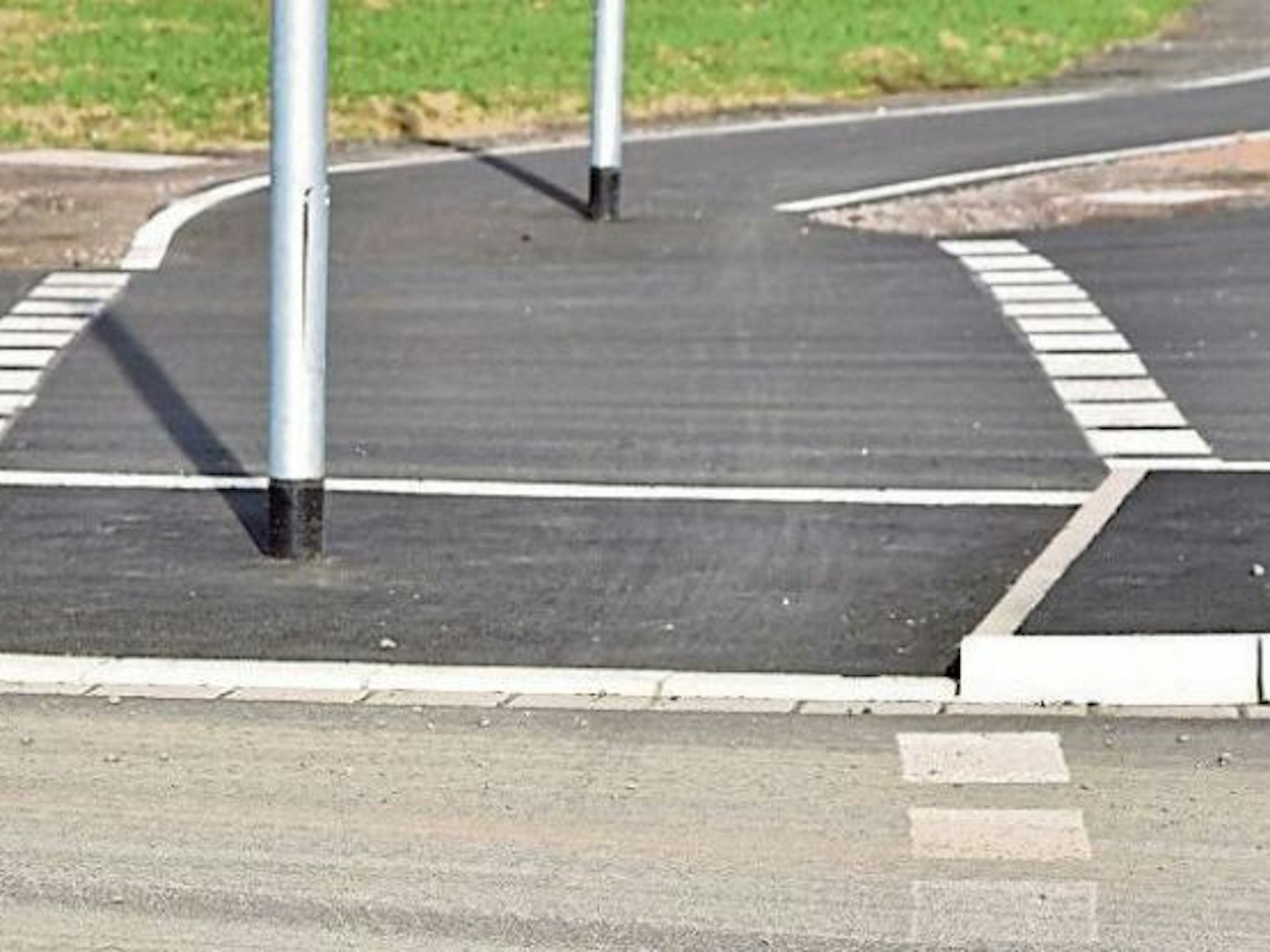 Zwar wurden die Ampelmasten mit GPS ausgemessen, aber dem Auge will das alles nicht wirklich gefallen.