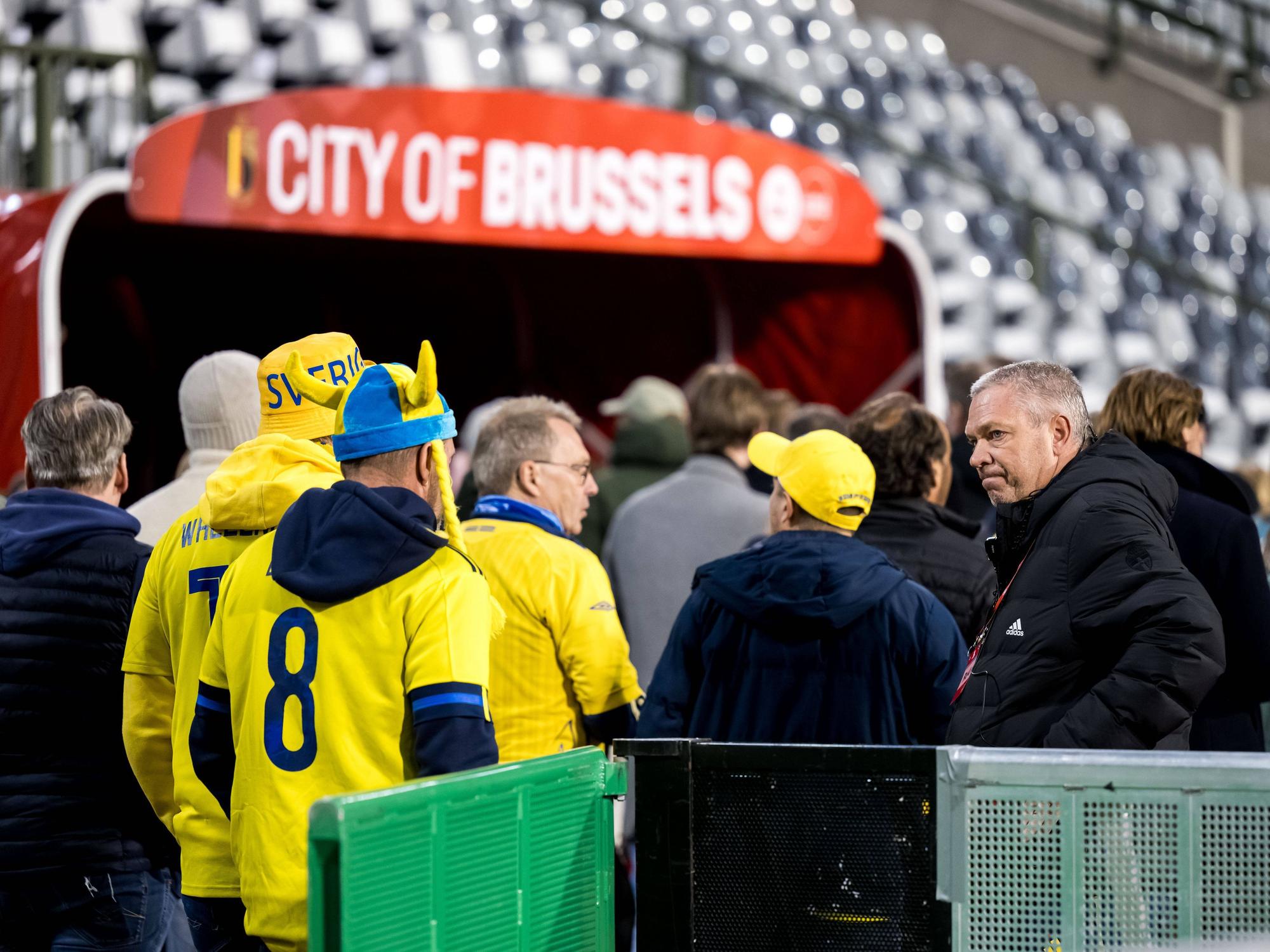 Schwedische Fußballfans verlassen das Brüsseler Stadion.