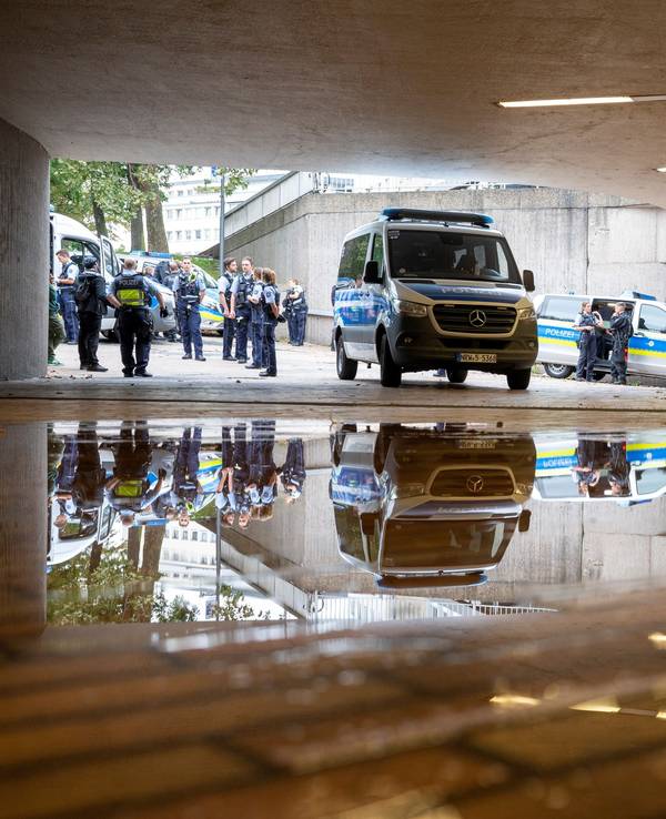 Polizisten kontrollieren Personen am Ebertplatz.