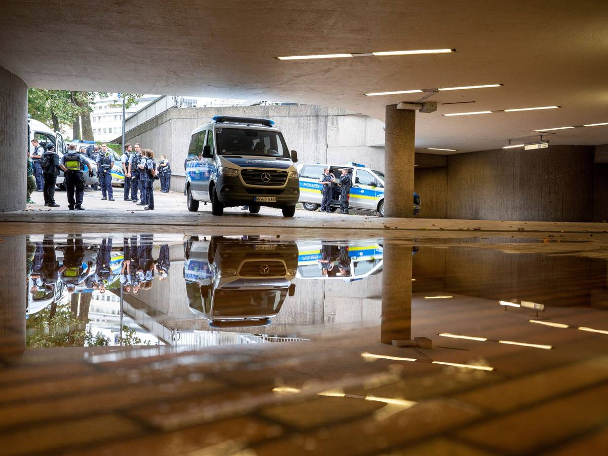 Polizisten kontrollieren Personen am Ebertplatz.