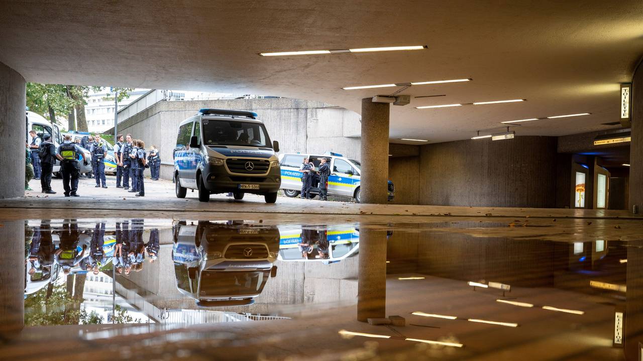 Polizisten kontrollieren Personen am Ebertplatz.