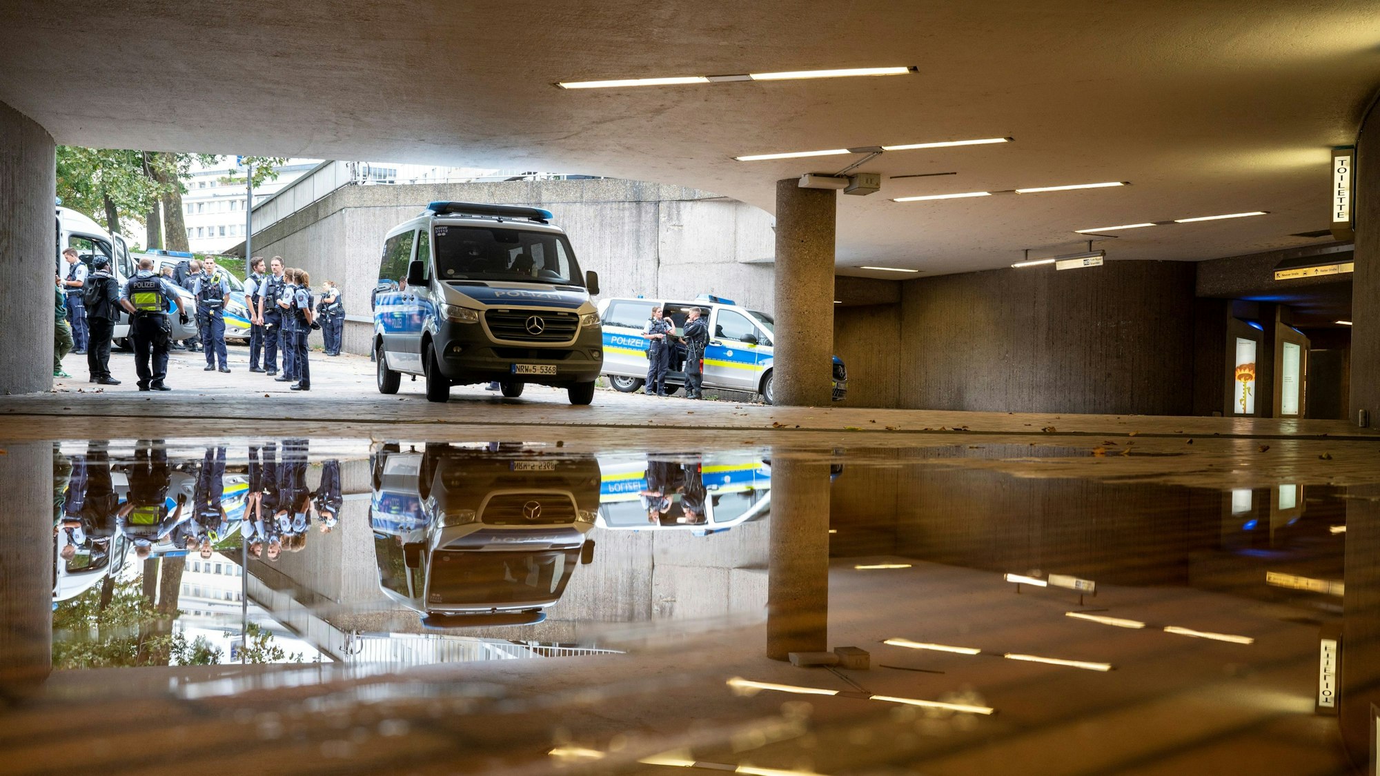 Polizisten kontrollieren Personen am Ebertplatz.