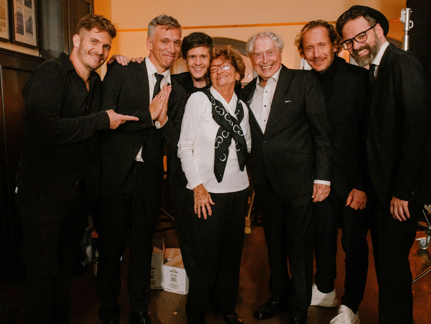 Kasalla, Biggi Fahnenschreiber und Ludwig Sebus posieren für die Kamera.