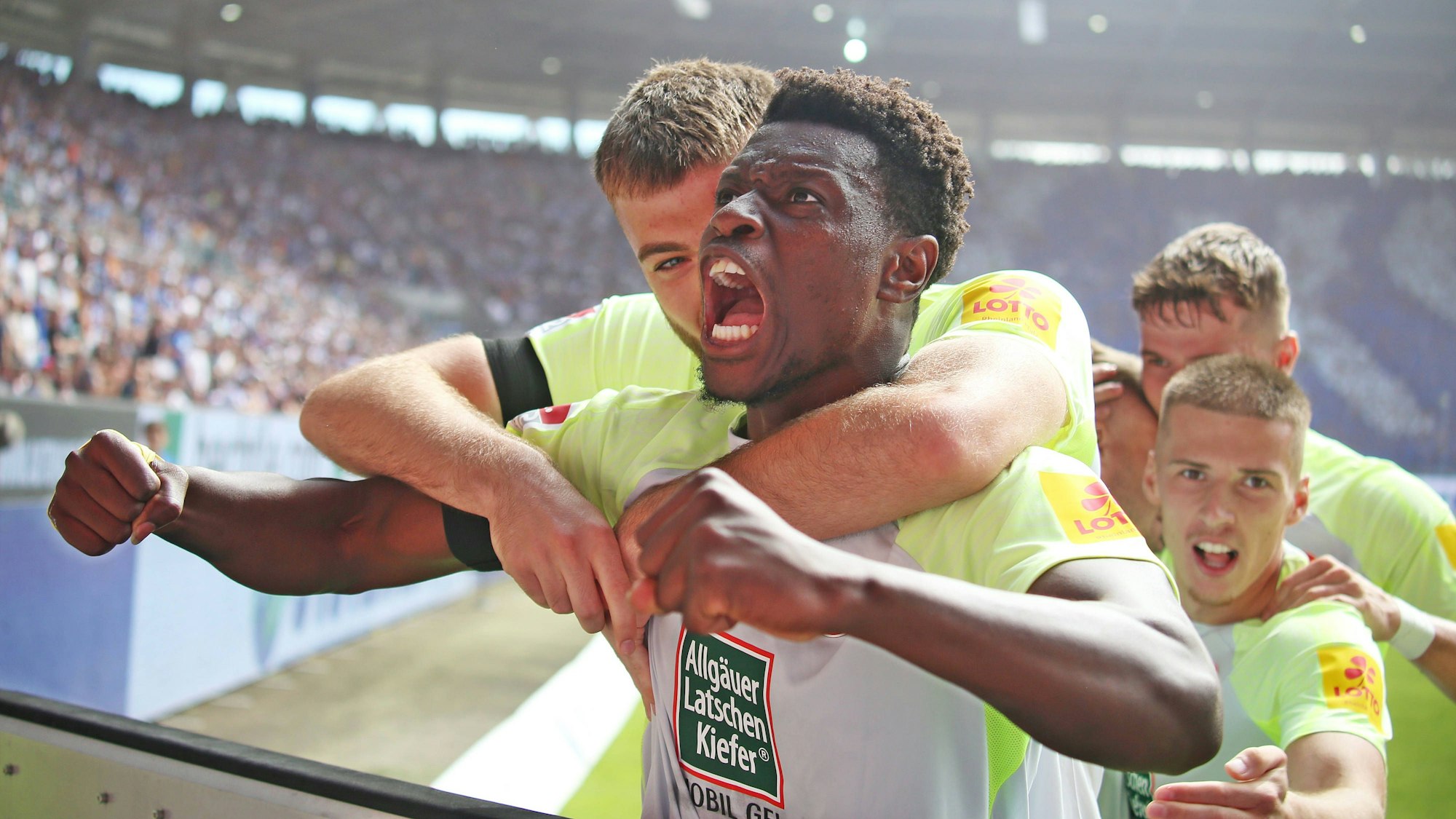 Ragnar Ache jubelt mit seinen Teamkollegen des 1. FC Kaiserslautern.