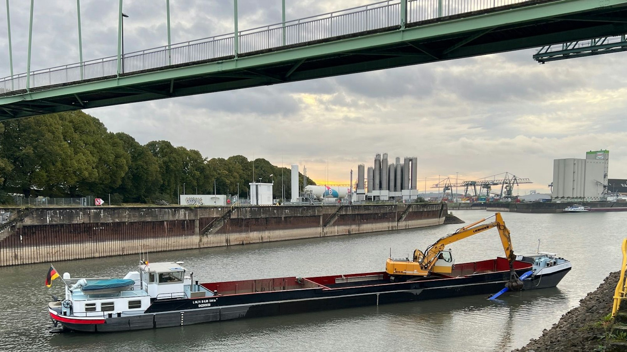 Unterhalb der Niehler Brücke wird von einem Schiff aus der abgerissene Autokran geborgen.